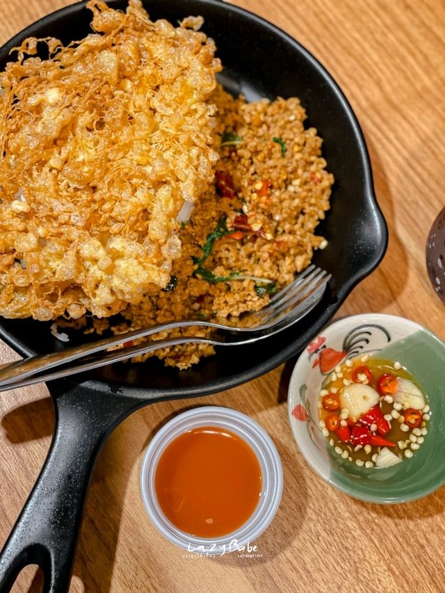 แวะกินข้าวที่ เด็ดกะเพรา สาขา เดอะมอลล์ท่าพระ