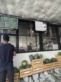 【Gua. Juicery】海辺の洞窟のようなカフェ