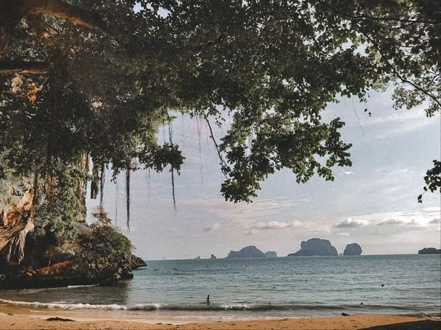หาดสวย น้ำทะเลใส ทรายนุ่ม @หาดไร่เลย์ กระบี่