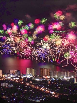 Shiga Prefecture - 10,000 Fireworks at Japan's Largest Lake! Lake Biwa Fireworks Festival.