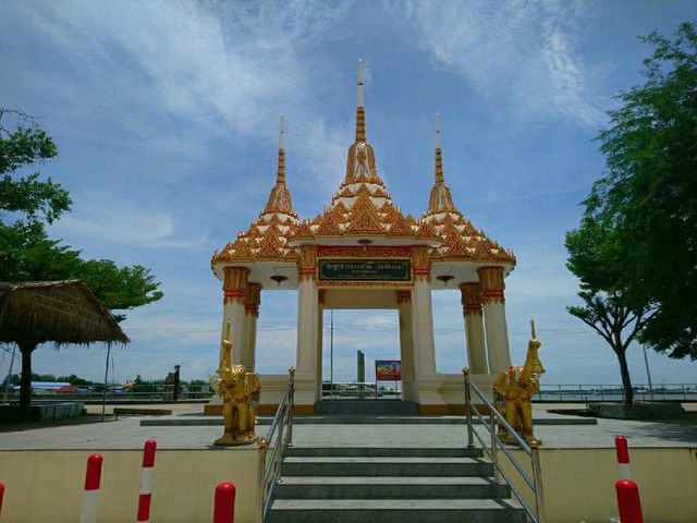 ไหว้พระวัดช่องลม..ท่าฉลอม