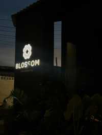 BLOSSOM คาเฟ่โทนสีดำสไตล์เท่ๆ