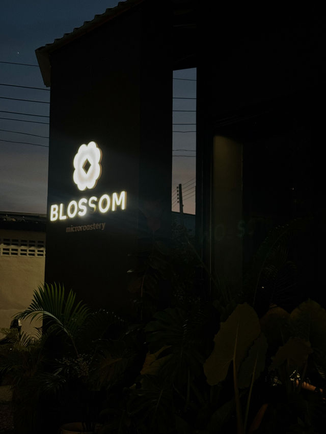 BLOSSOM คาเฟ่โทนสีดำสไตล์เท่ๆ