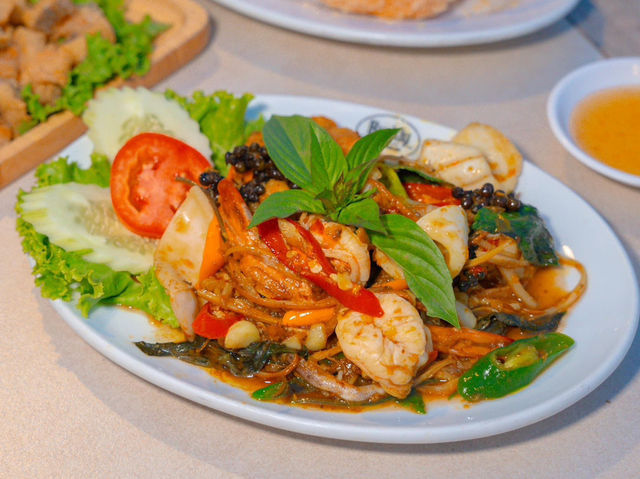 ร้านอาหารริมแม่น้ำเจ้าพระยา ปากเกร็ด นนทบุรี