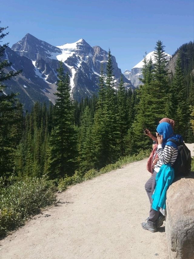 A SATISFYING HIKE FROM LAKE LOUISE TO LAKE AGNES