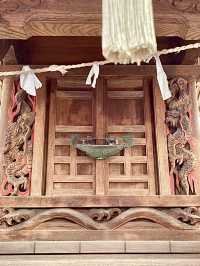 【東京都】赤い幟がたくさんある神社