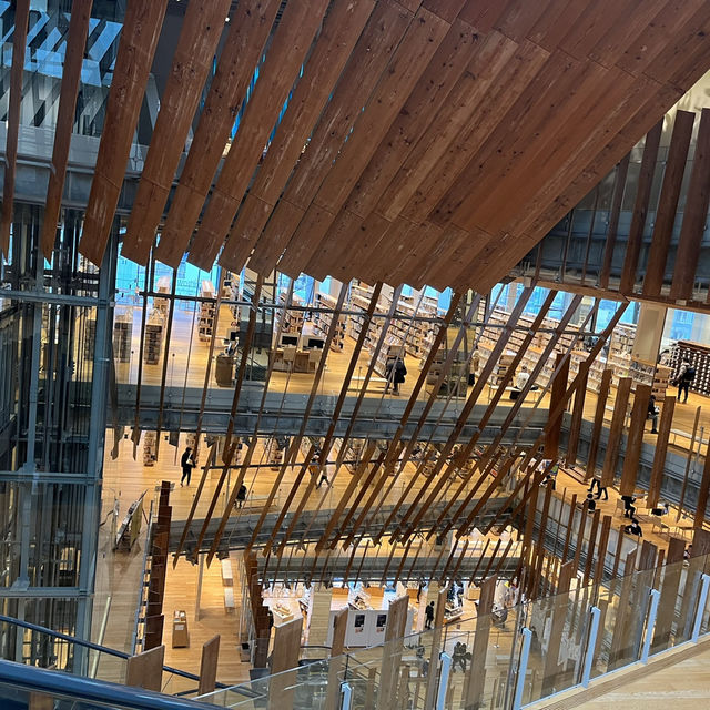 【富山県富山市】アートと建築美に酔いしれる！「富山市ガラス美術館」🖼️🏛️  