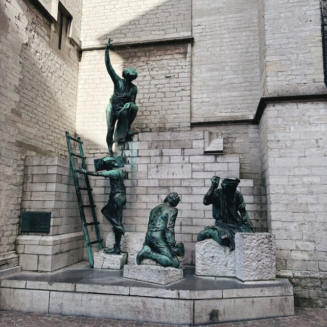 比利時🇧🇪｜超可愛的雕像出現在聖母主教堂前⛪️ 