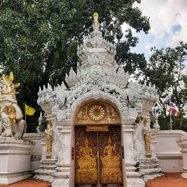 สักการะพระสิงห์เชียงแสนของเมืองเชียงราย