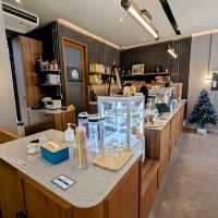 白天咖啡店，晚上變身酒吧：曼谷小幽靈咖啡 Little Ghost Cafe