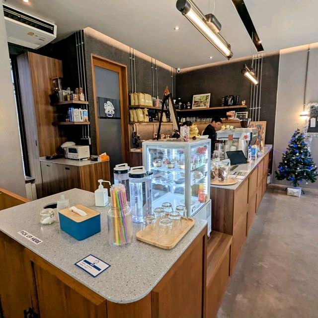 白天咖啡店，晚上變身酒吧：曼谷小幽靈咖啡 Little Ghost Cafe