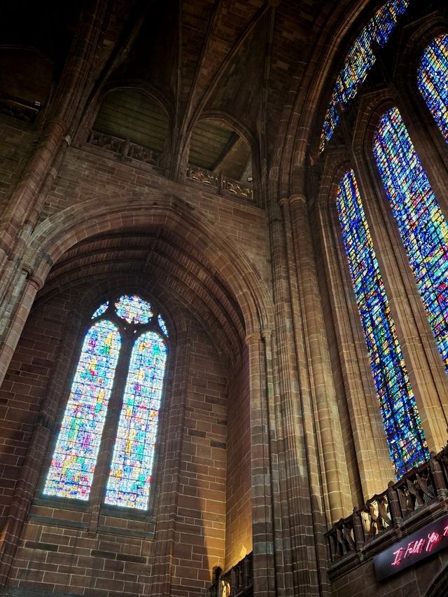 Liverpool Cathedral โบสถ์ที่ใหญ่ที่สุดของเมือง 💒
