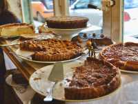 Tasty homemade desserts at Les Deux Abeilles🧁