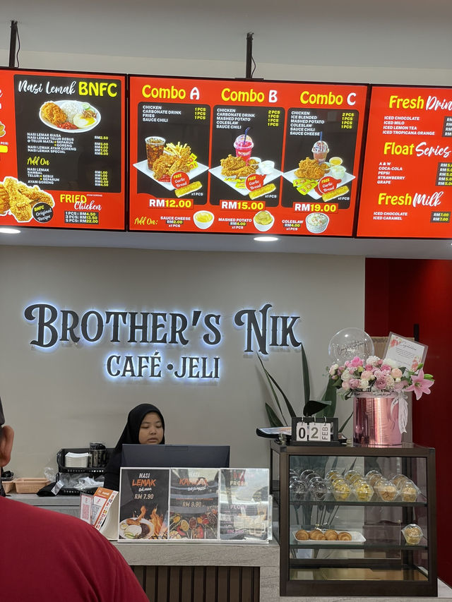 Popular spot for fried chicken lovers in Jeli