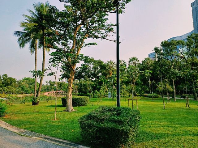 泰國曼谷城市綠洲湖泊公園景點:乍都节公园，適合拍照📸打卡親子遊