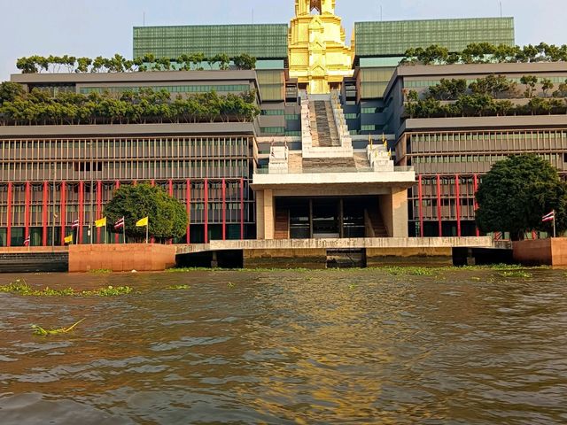 นั่งเรือด่วนเจ้าพระยาเที่ยวฝั่งธน