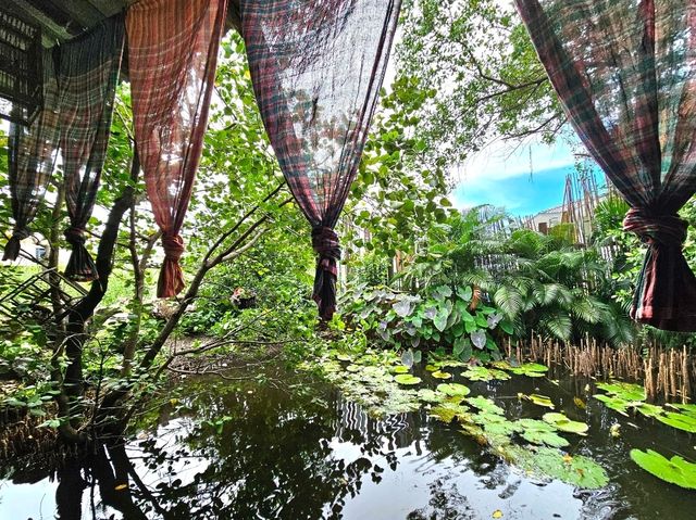 เรือมอญ ริมสวน