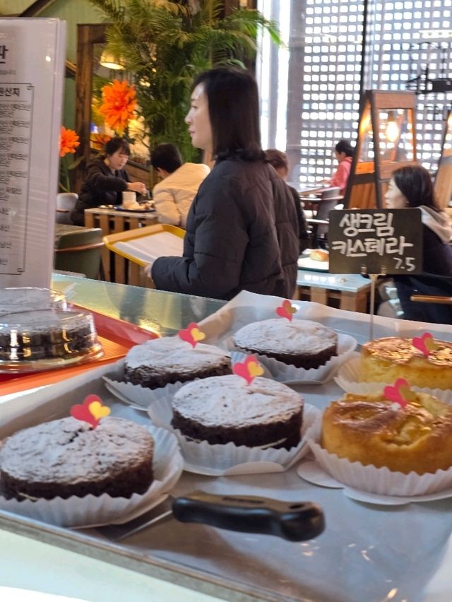 여유로움이 가득한 대형 카페, 더티트렁크