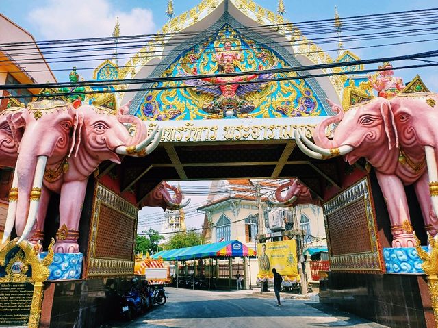 泰國曼谷市中心著名地標性寺廟景點：印卓威漢寺，十四世紀古跡寺廟，32米高金色雕像，適合打卡拍照📸冥想