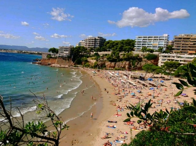 洛憑藉其自身優勢，已成為黃金海岸的主要旅遊中心之一