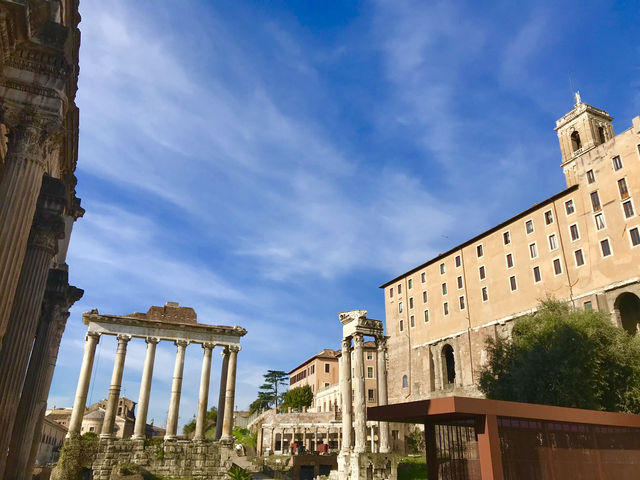 The Roman Forum is a must-visit for history lovers👫😎❤️