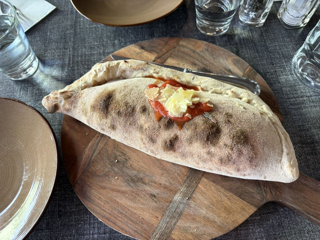 紐西蘭🇳🇿吃到超好吃的義大利餃calzone 起司超多又牽絲！
