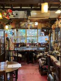 【北九州カフェ】猫が天井を歩く!?知る人ぞ知るレトロな喫茶店☕️