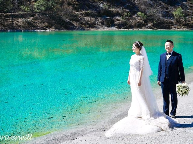 【中国】目の覚めるような蒼い月の谷「藍月谷」