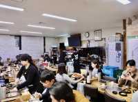 首爾漢南洞必吃！排隊抽號碼牌30年老店的極品土豆排骨湯，肉嫩入味吃好飽啊