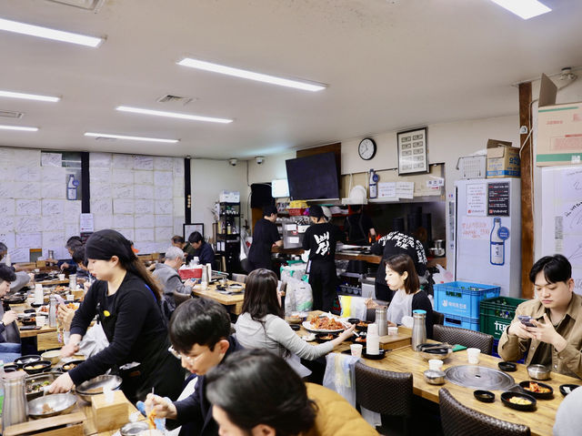 首爾漢南洞必吃！排隊抽號碼牌30年老店的極品土豆排骨湯，肉嫩入味吃好飽啊