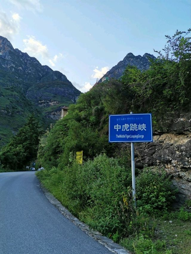 Tiger Leaping Gorge Mountains: Majestic Peaks and Rugged Beauty