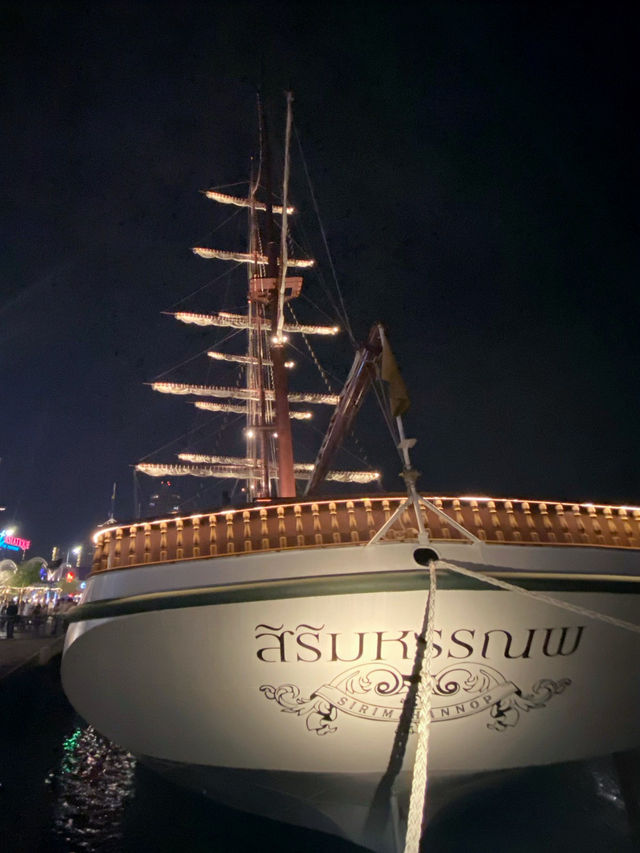 เรือสิริมหรรณพ เอเชียทีค เดอะ ริเวอร์ฟร้อนท์
