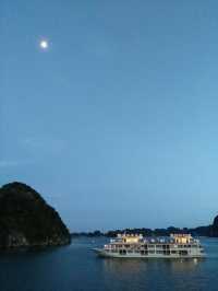 Halong bay cruising