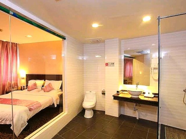 "Xin Hua Hotel Guangzhou: Historic Charm Meets Riverside Convenience"
