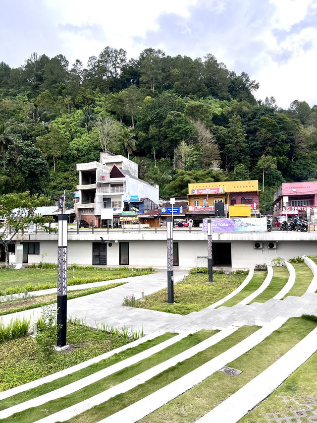 Pantai Bebas Parapat: A Must-Visit Lake Toba Lakeside Park