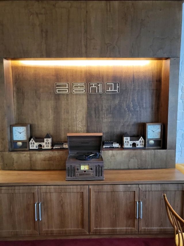 독특한 컨셉의 시간여행 레트로 감성카페