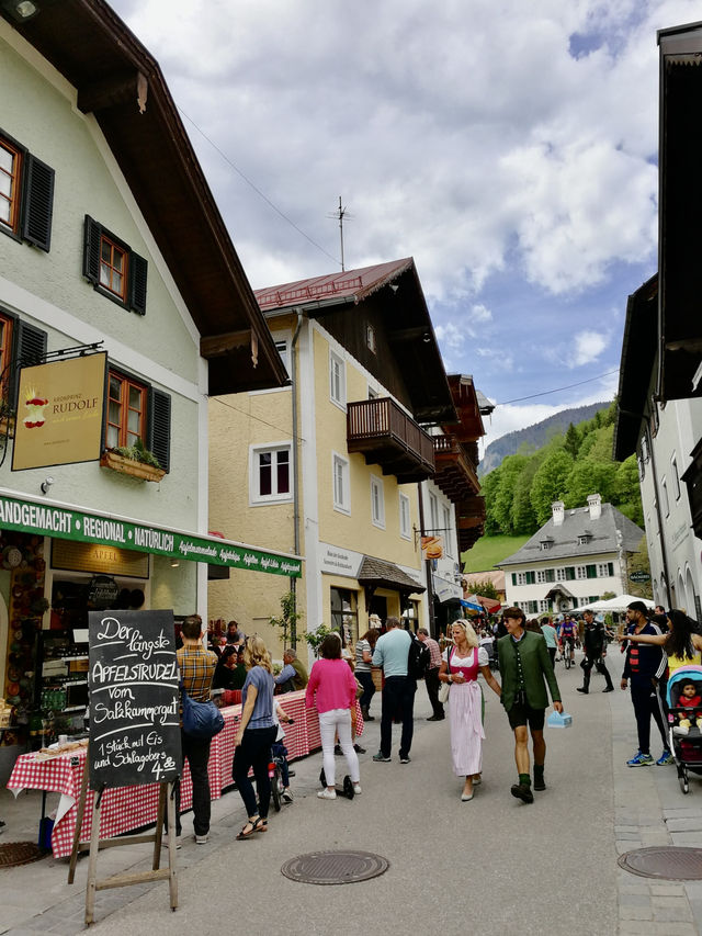 Storybook Facades and Lakeside Elegance – A Summer Stroll in St. Wolfga
