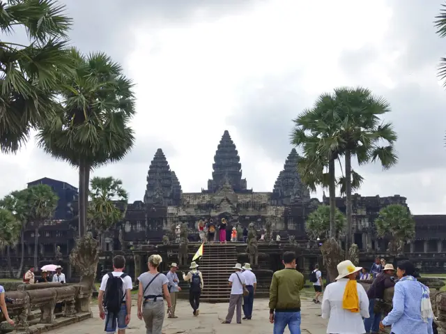 Beautiful and Popular Spot: Angkor Wat