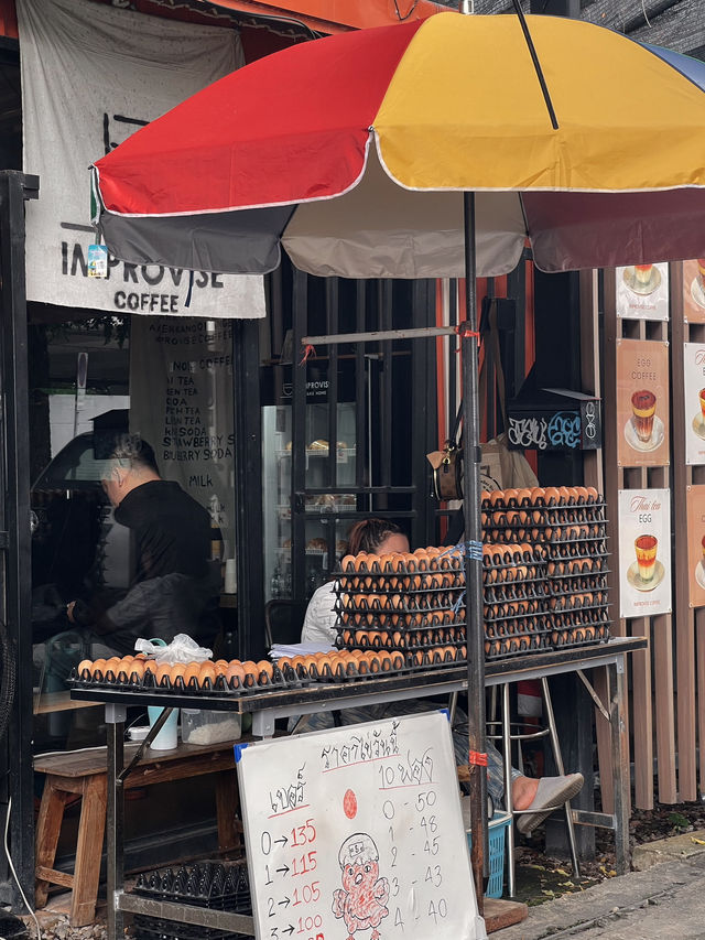 ร้านขายกาแฟเดอตี้ไข่ หน้าแผงขายไข่ไก่สด