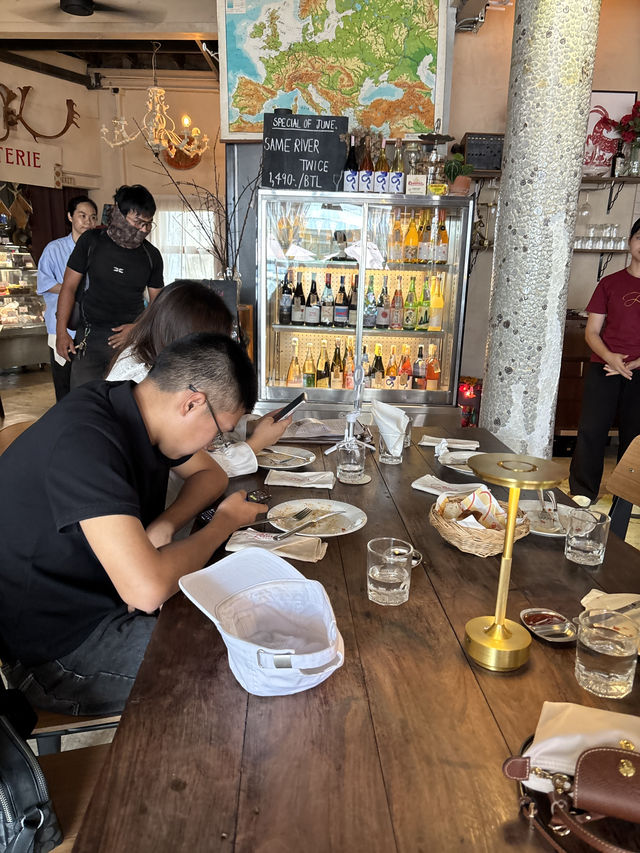 Alice’s Dining Hall – Rajadamnern,