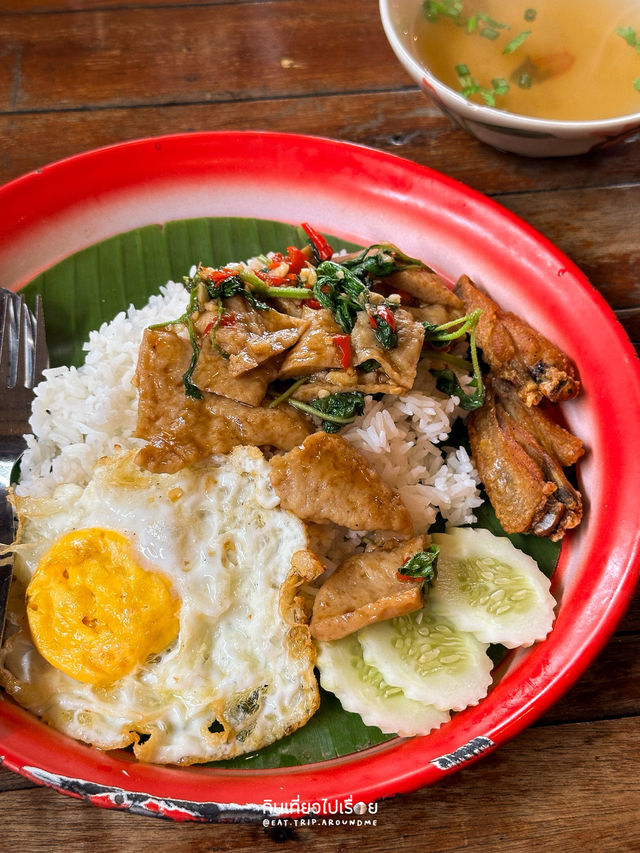 ร้านวินเทจแบบไม้ ๆ อาหารหลากหลาย 