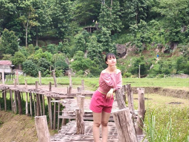 ถ่ายรูปสะพานไม้ไผ่วิวทุ่งนา กับ วัดนาคูหา📍แพร่ 