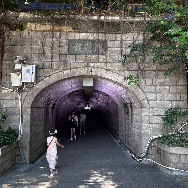 🕳️ Gusheng Cave: Gulangyu’s Cool, Carved Secret Beneath Sunlight Rock!