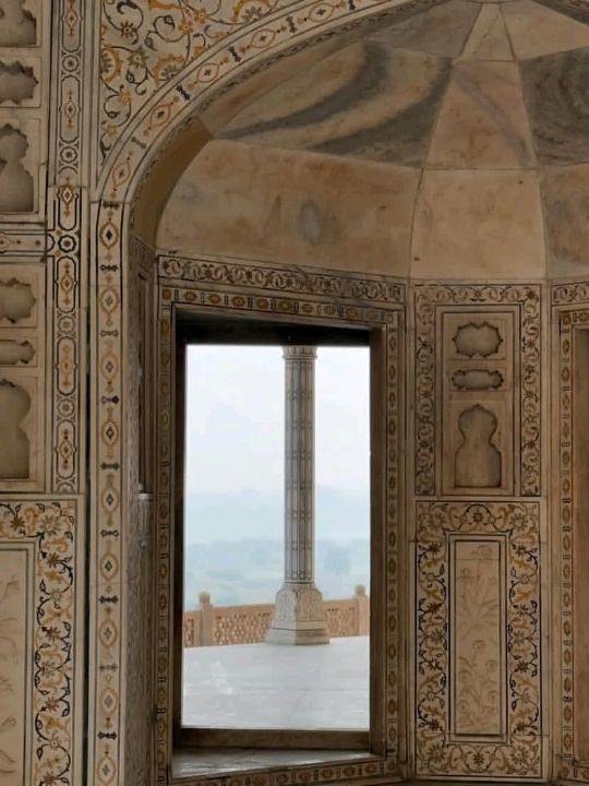  Agra Fort – The Silent Guardian of the Mughal Era 