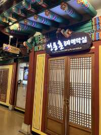 전통혼례장과 기념품점