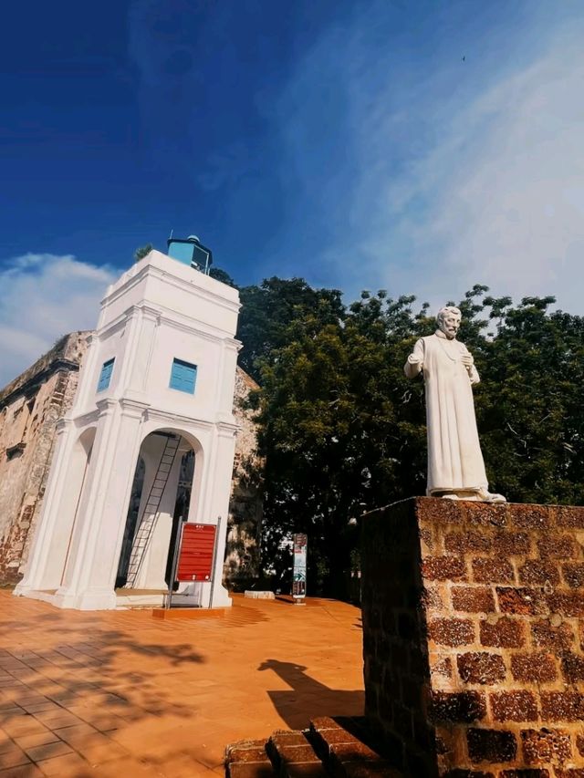 🏋️‍♂️🇲🇾 Father of Bodybuilding Statue – A Hidden Gem in Melaka! 💪🗿