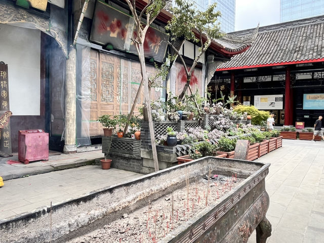 Finding Stillness in the Heart of Chengdu – A Day at Daci Temple