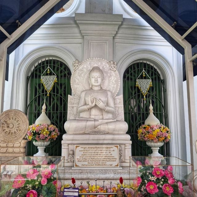 สักการะพระเจดีย์แบบมีแกนกลาง หนึ่งเดียวของไทย