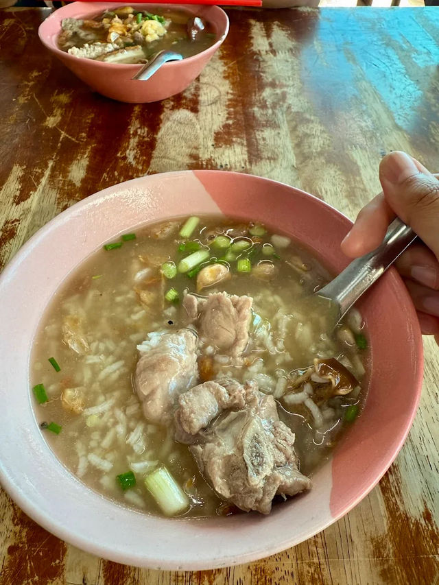 🍽️✨ เปิดตำนานร้านดังในตำนาน “โกเบนซ์ ข้าวต้มแห้ง”