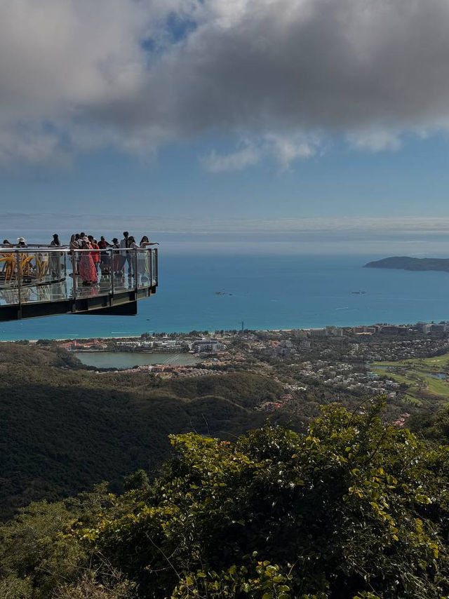 Another cool thing about Yalong Bay? The Yalong Bay Tropical Paradise Forest Park in the hills! 🌿